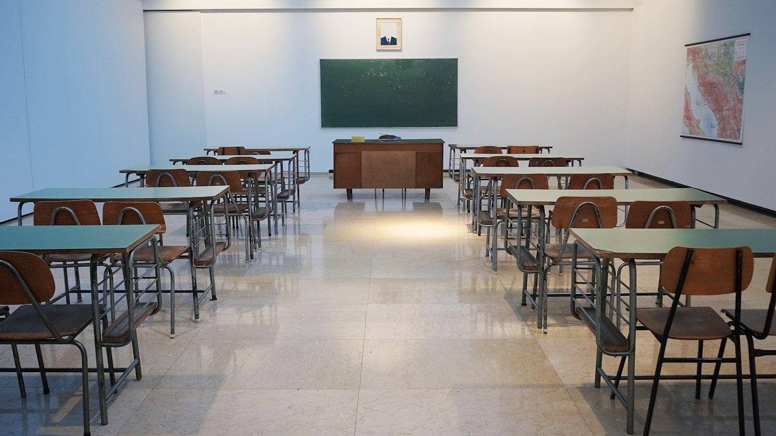 Aula de clase con tablero y pupitres organizados