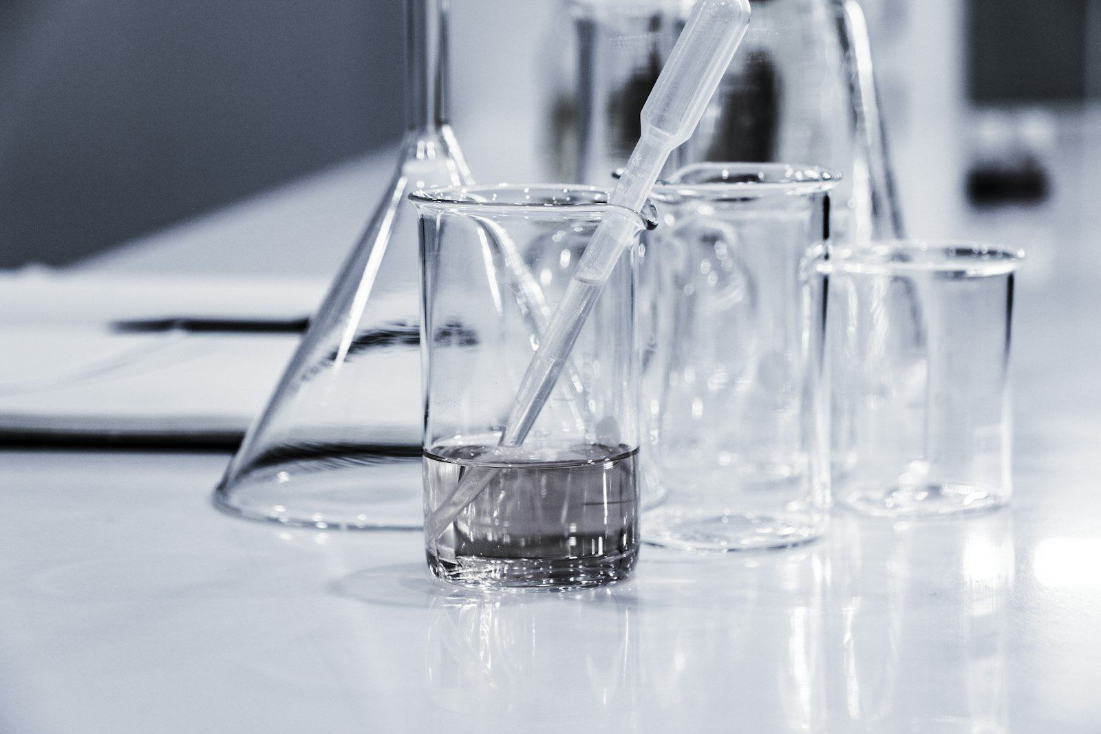 Laboratorio de ciencias con material de experimentación