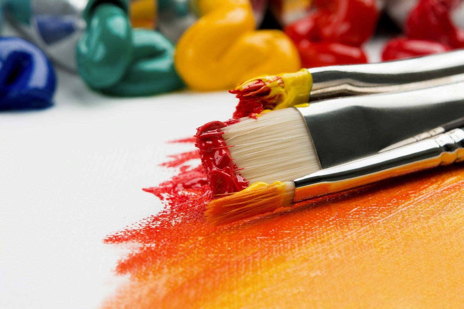 Aula de arte con pinturas y materiales creativos