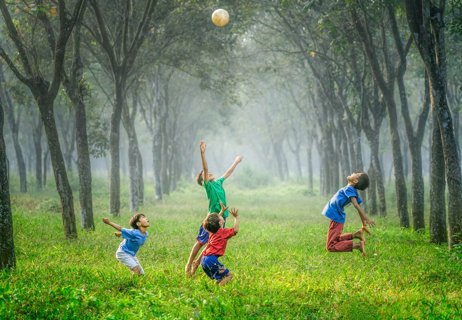 Estudiantes jugando al aire libre durante el recreo