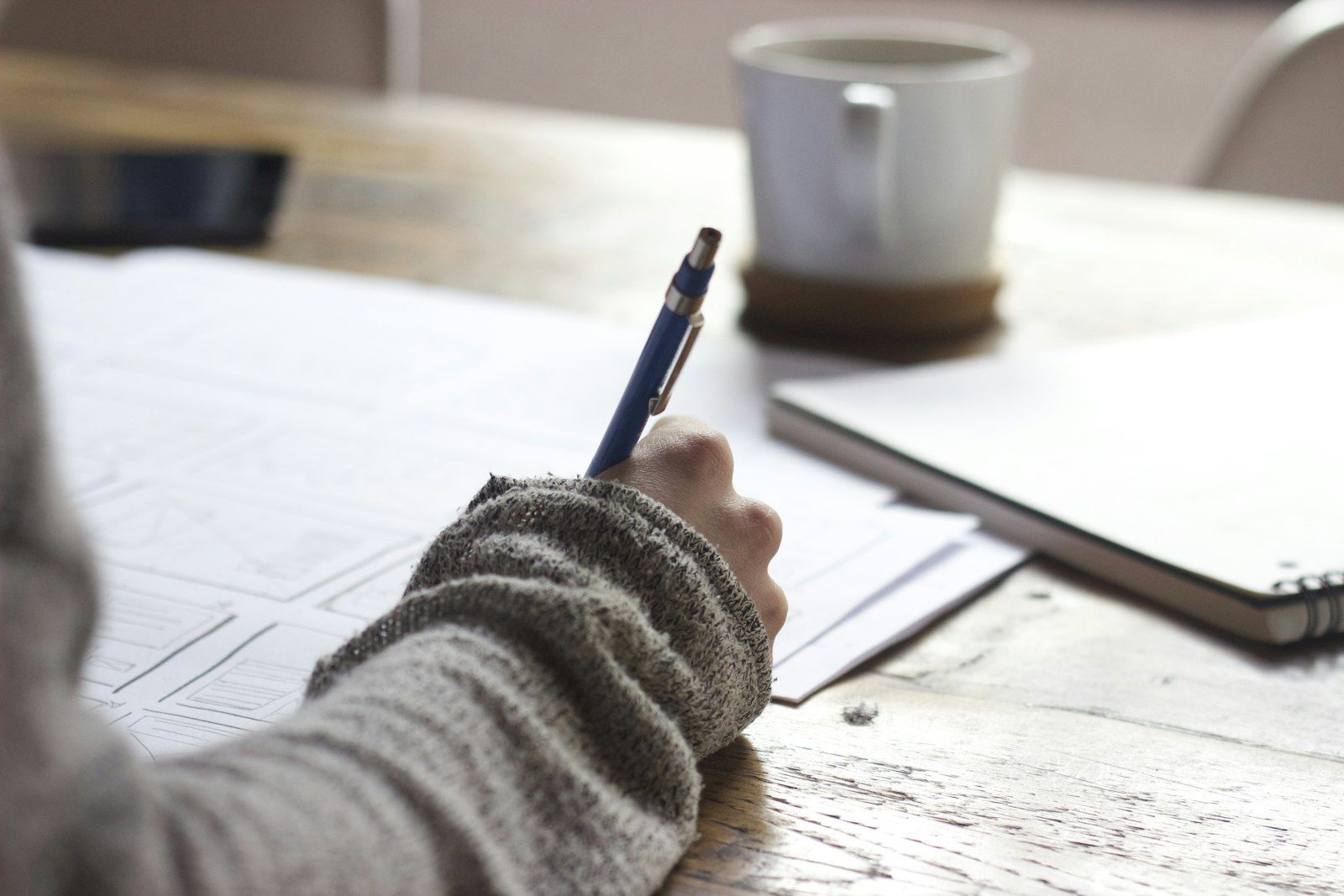 Estudiante practicando ejercicios en su cuaderno